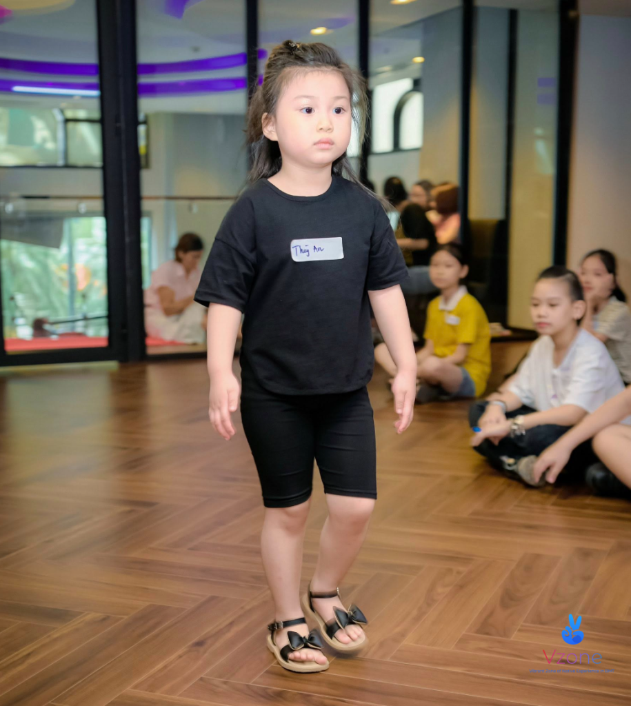 dạy chỉnh dáng đi cho bé bmt